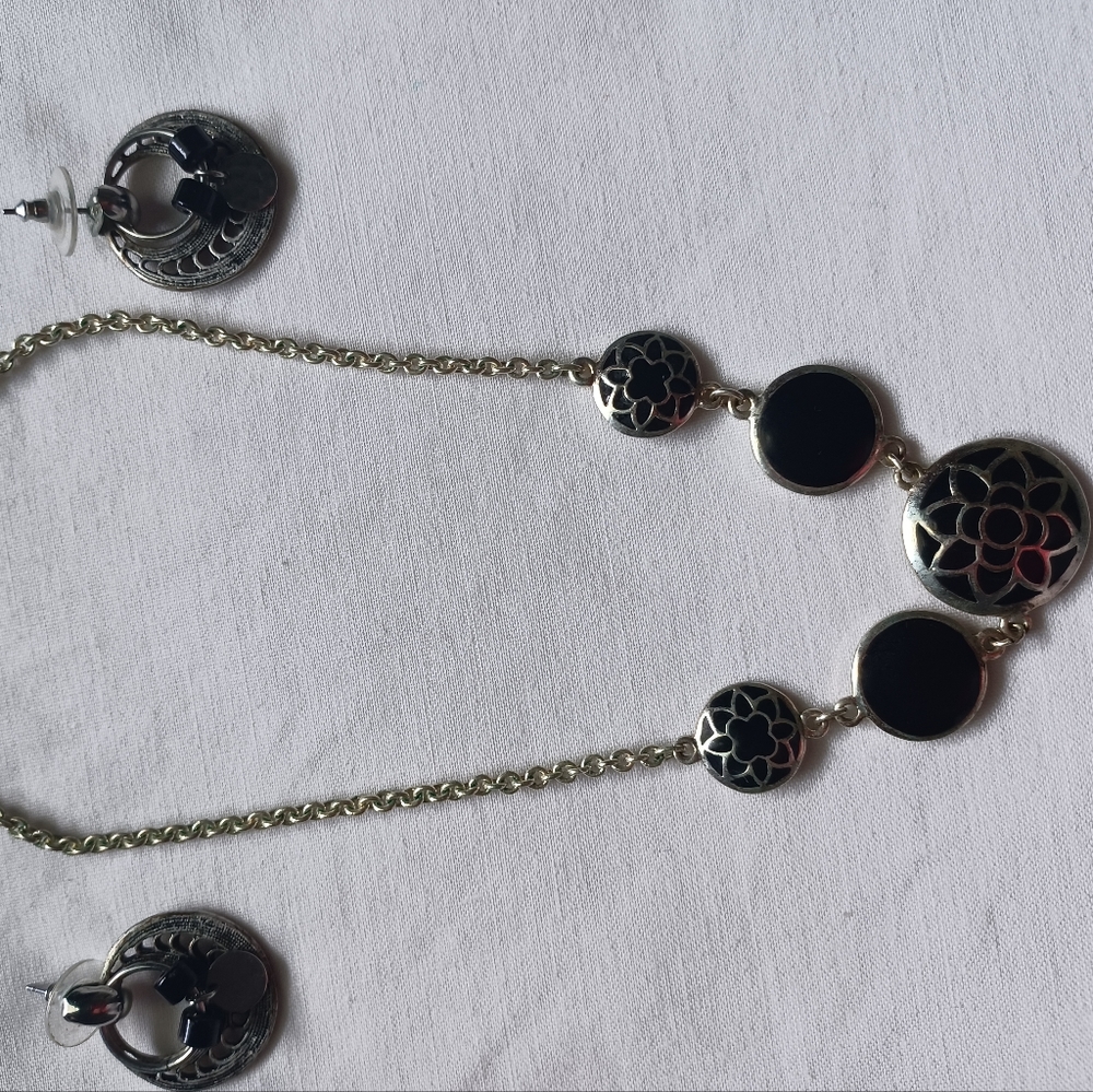 Necklace with pierced earrings in black and silver.